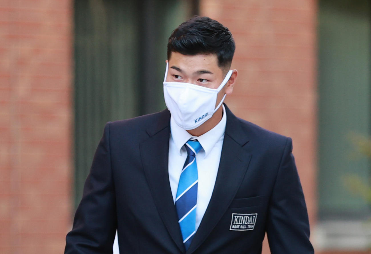 ドラフト会議を前に会場入りする近大・佐藤（撮影・清水貴仁）