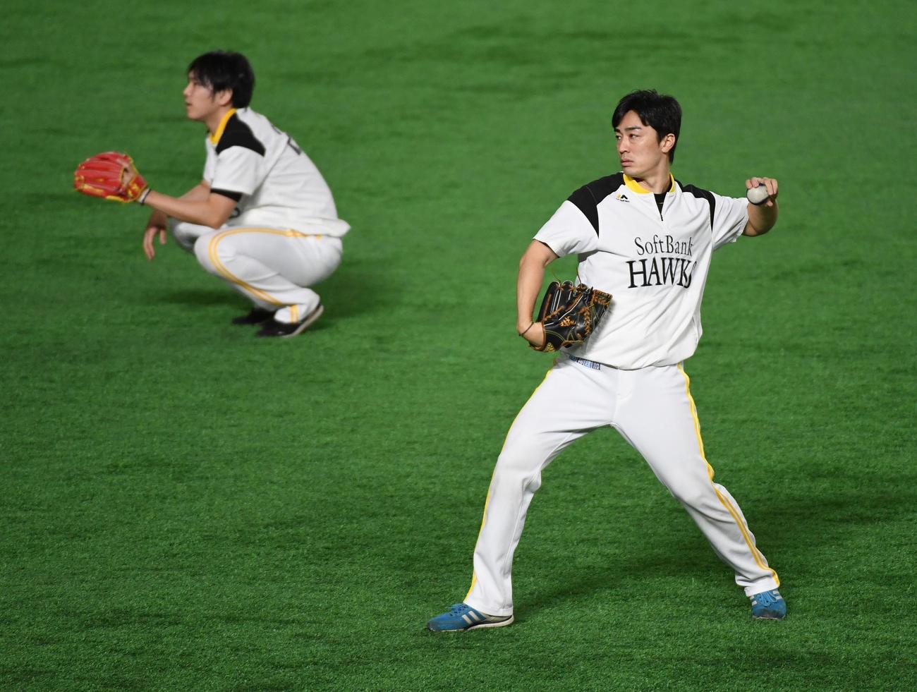ロッテ戦に向け調整するソフトバンク和田毅、後方は石川柊太（撮影・今浪浩三）