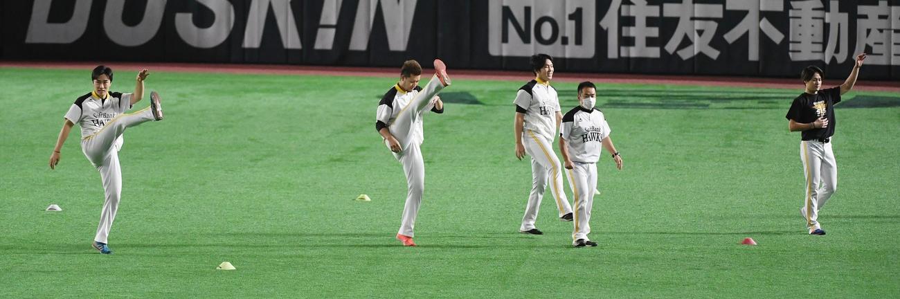 ロッテ戦に向け調整するソフトバンク和田毅、石川柊太ら投手陣（撮影・今浪浩三）