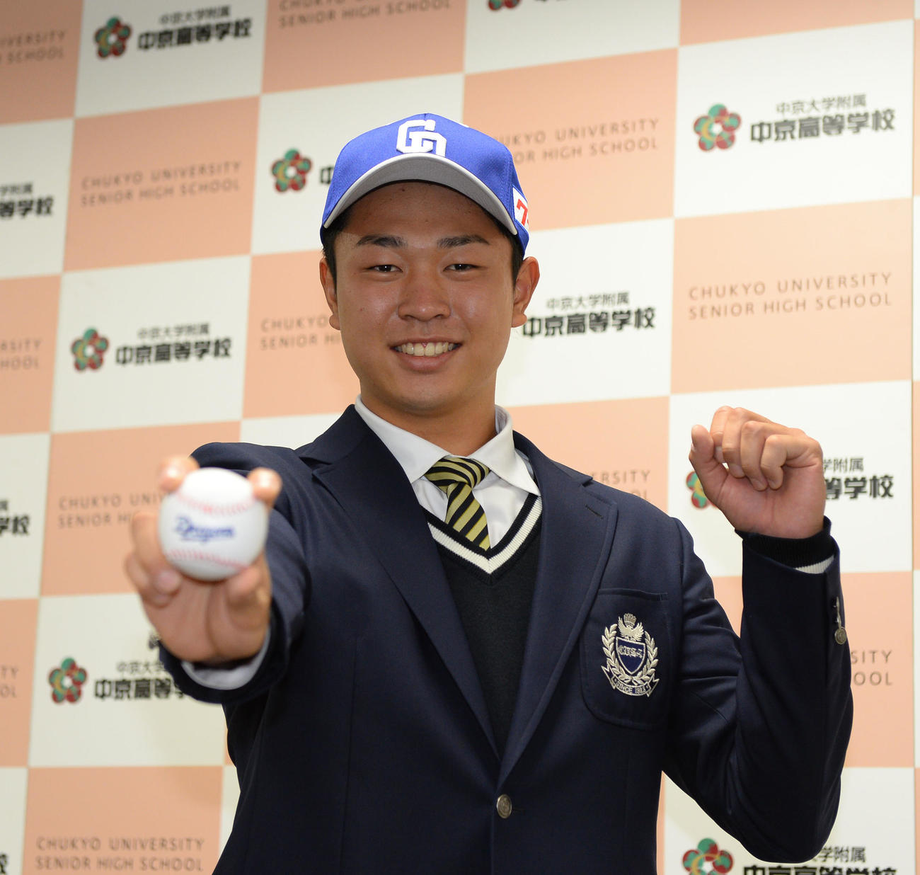 中日から1位指名を受けポーズを決める中京大中京・高橋（撮影・森本幸一）
