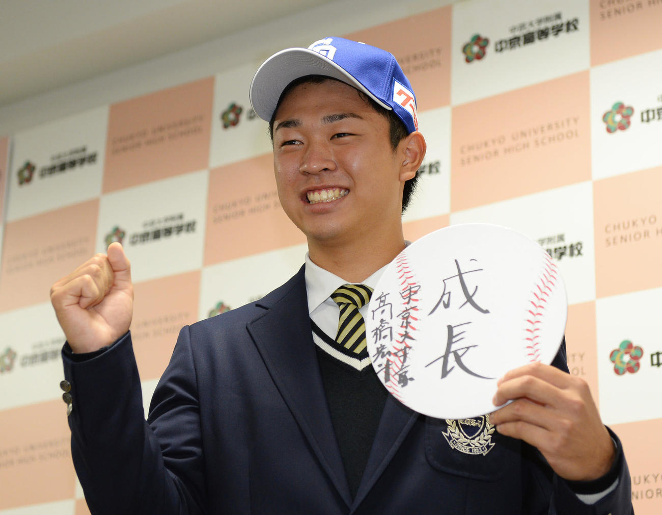 プロ野球ドラフト会議2020　中日から1位指名を受けポーズを決める高橋（撮影・森本幸一）