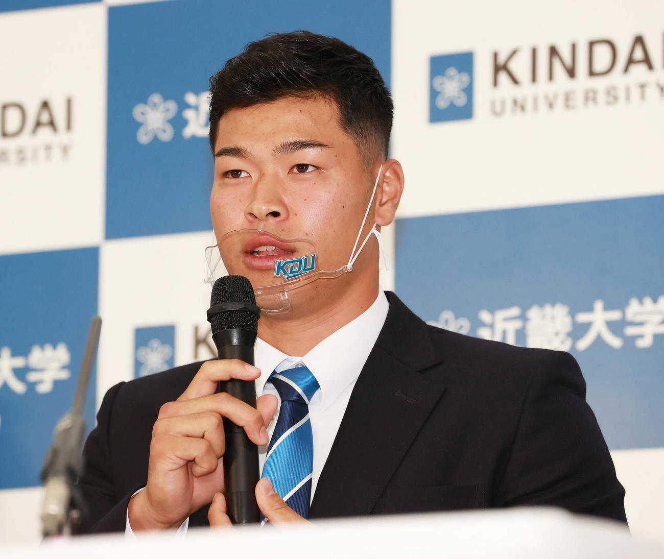 阪神から1位指名を受ける近大・佐藤輝明（撮影・清水貴仁）
