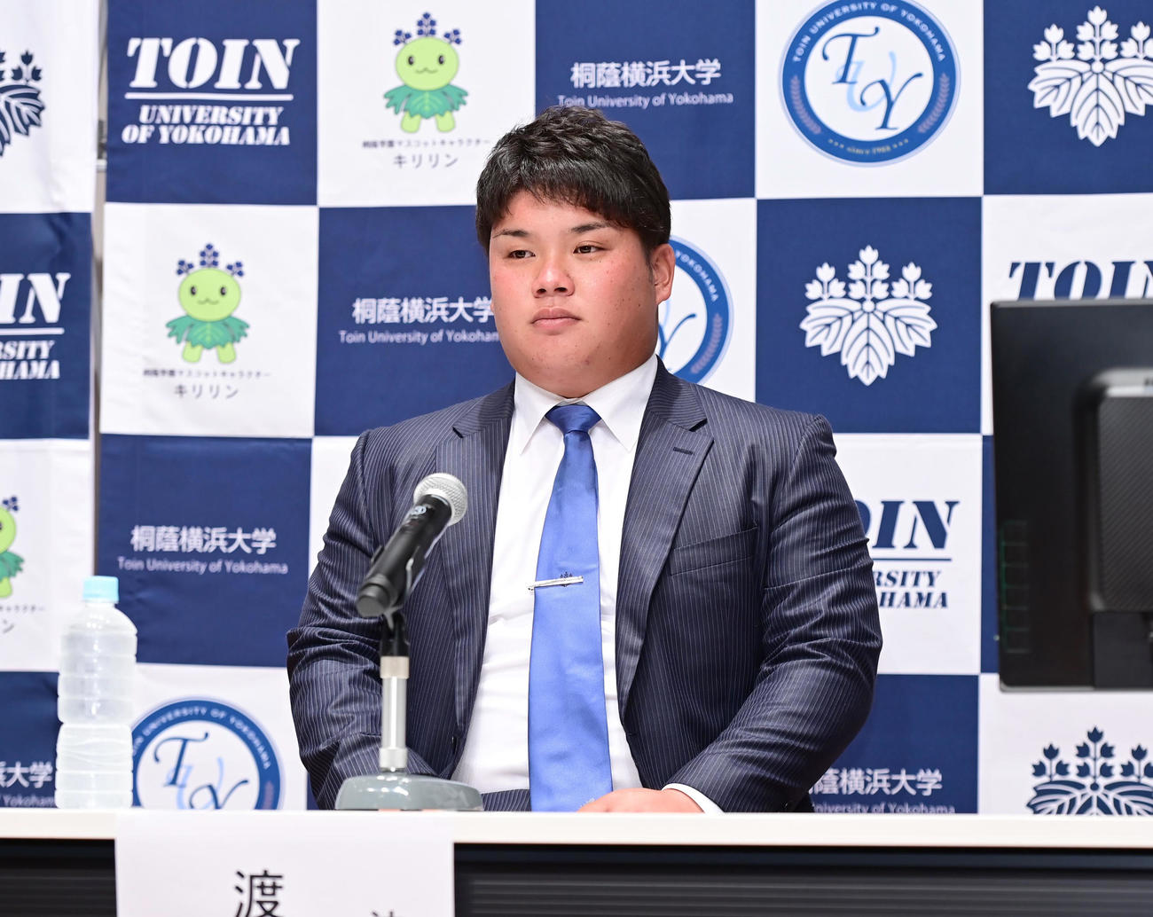 プロ野球ドラフト会議での指名を待つ桐蔭横浜大・渡部（撮影・小沢裕）