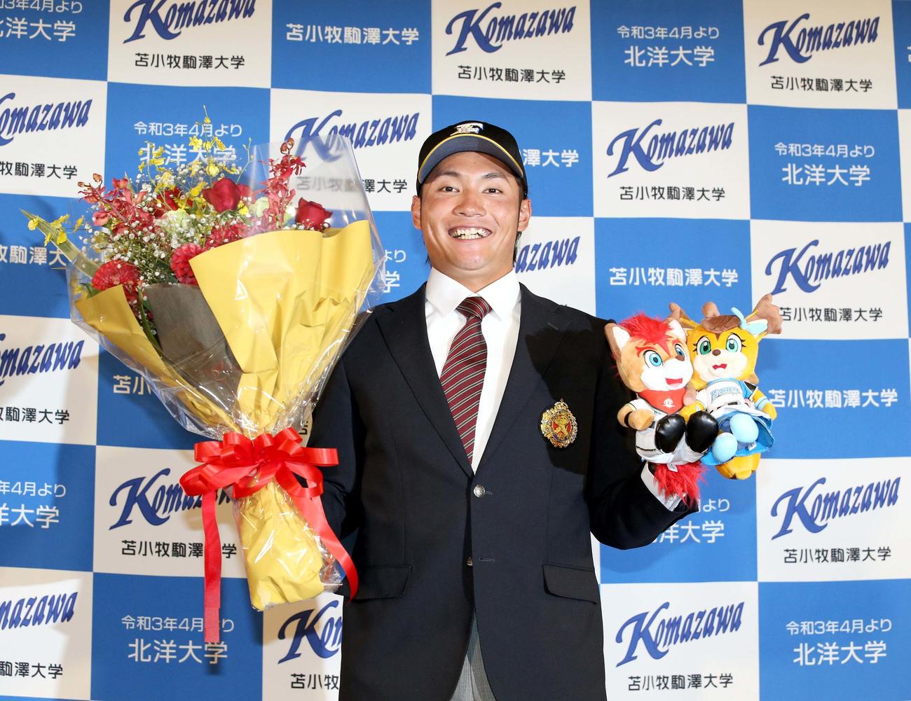 日本ハムから1位指名を受け笑顔で記念撮影に応じる苫小牧駒大・伊藤（撮影・佐藤翔太）
