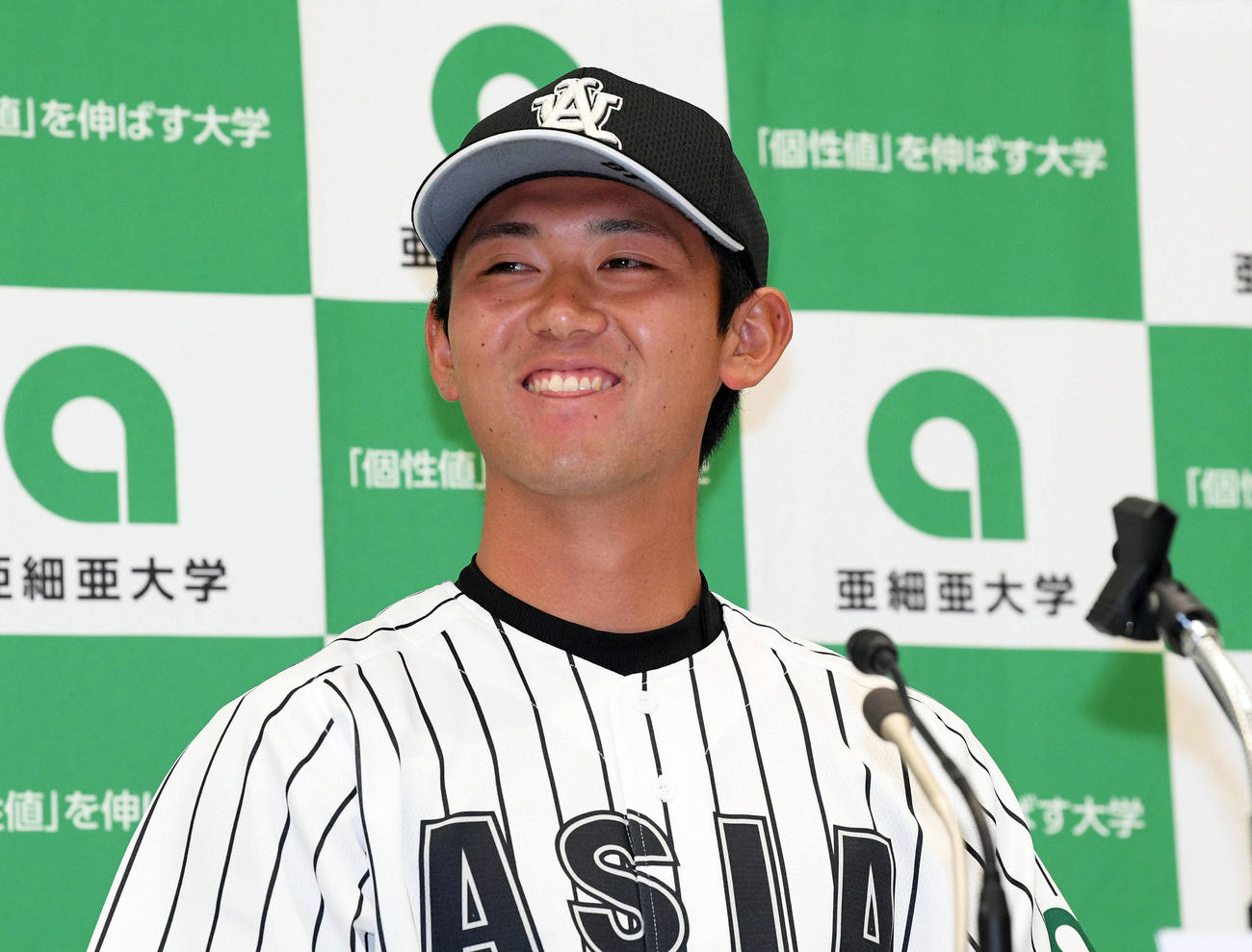 巨人から外れ1位で指名された亜大・平内は会見で笑顔を見せる（撮影・滝沢徹郎）