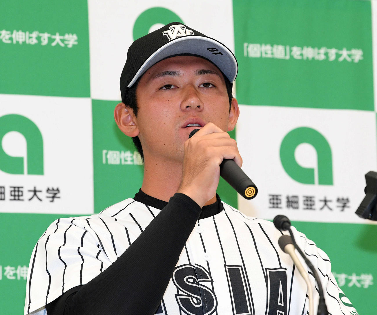 巨人から1順目に指名され会見する亜大・平内（撮影・滝沢徹郎）