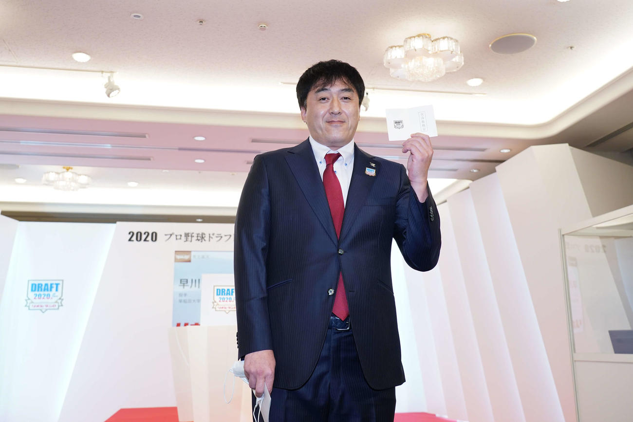 早大・早川の交渉権獲得くじを披露する楽天石井GM（C）NPB／BBM2020