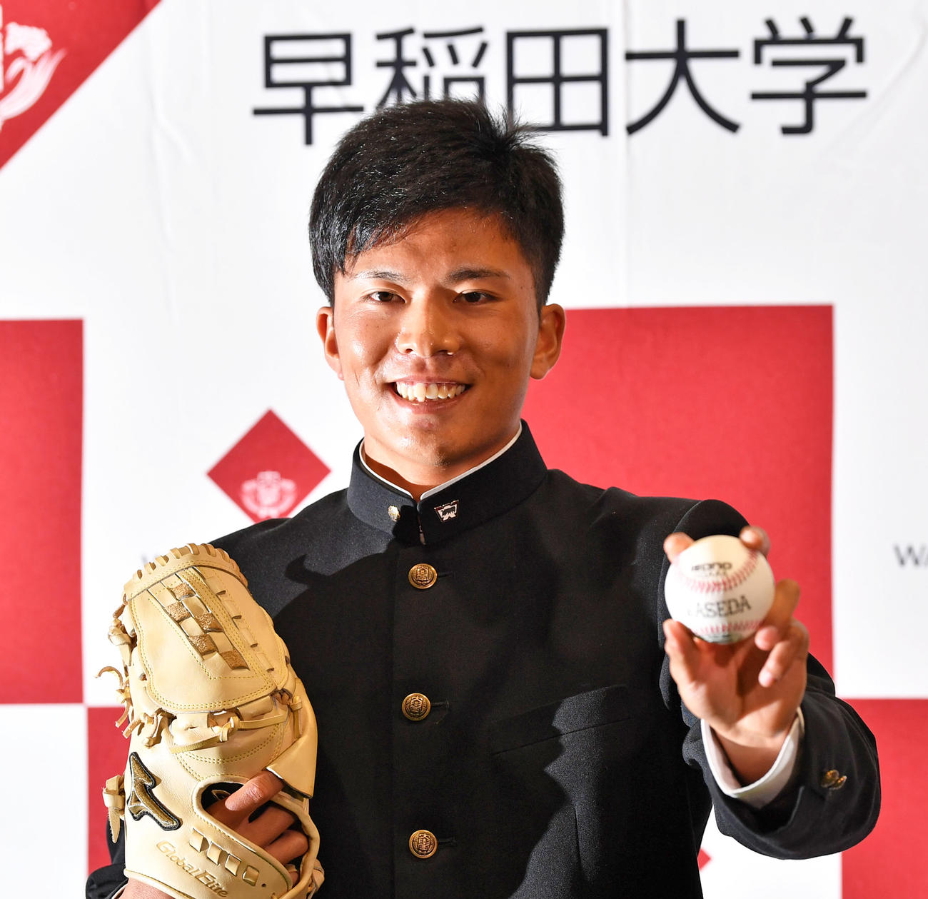 楽天からの1位指名を受け笑顔を見せる早大・早川（撮影・横山健太）