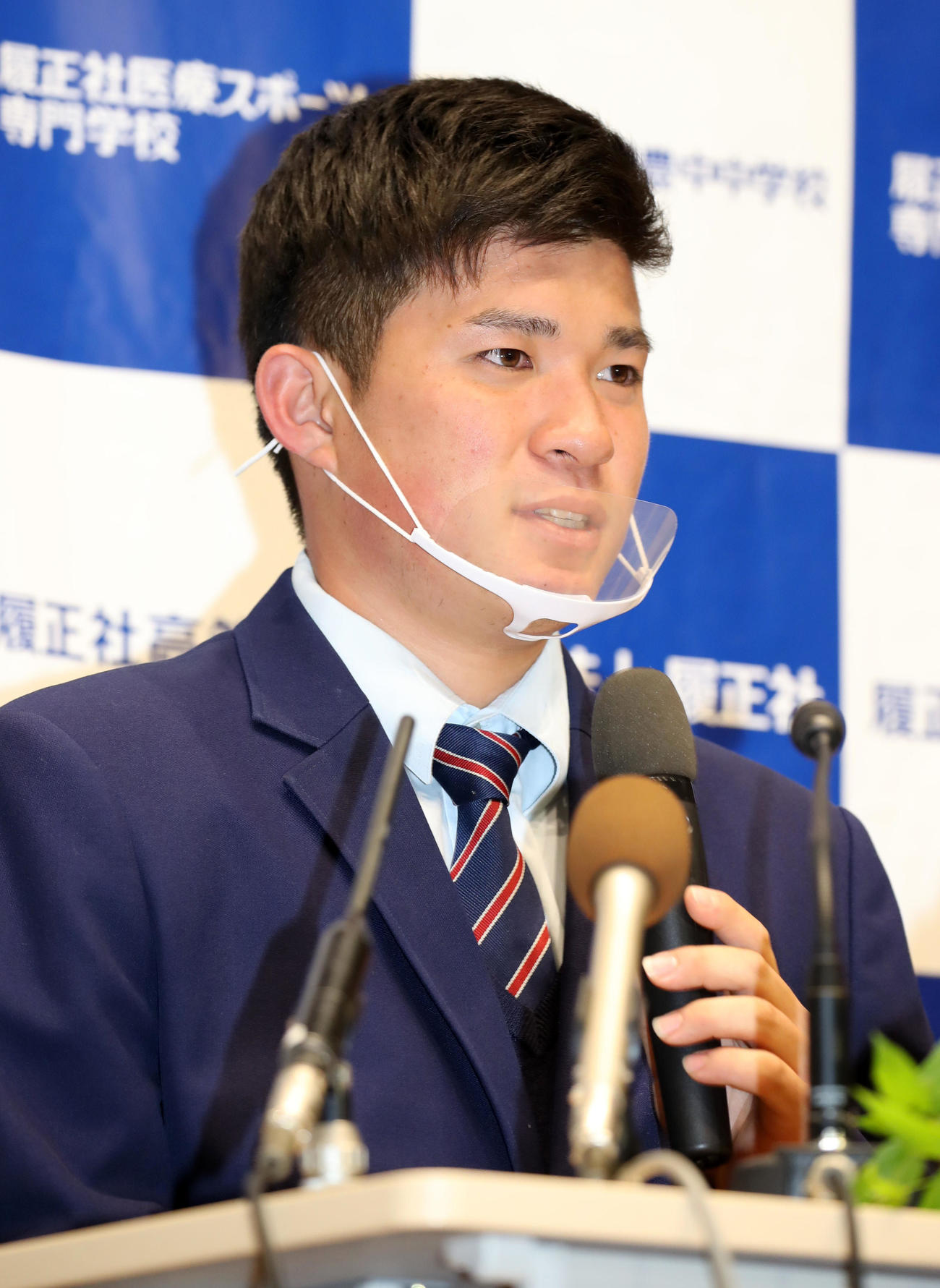 DeNAから4位指名を受け会見する履正社の小深田（撮影・加藤哉）
