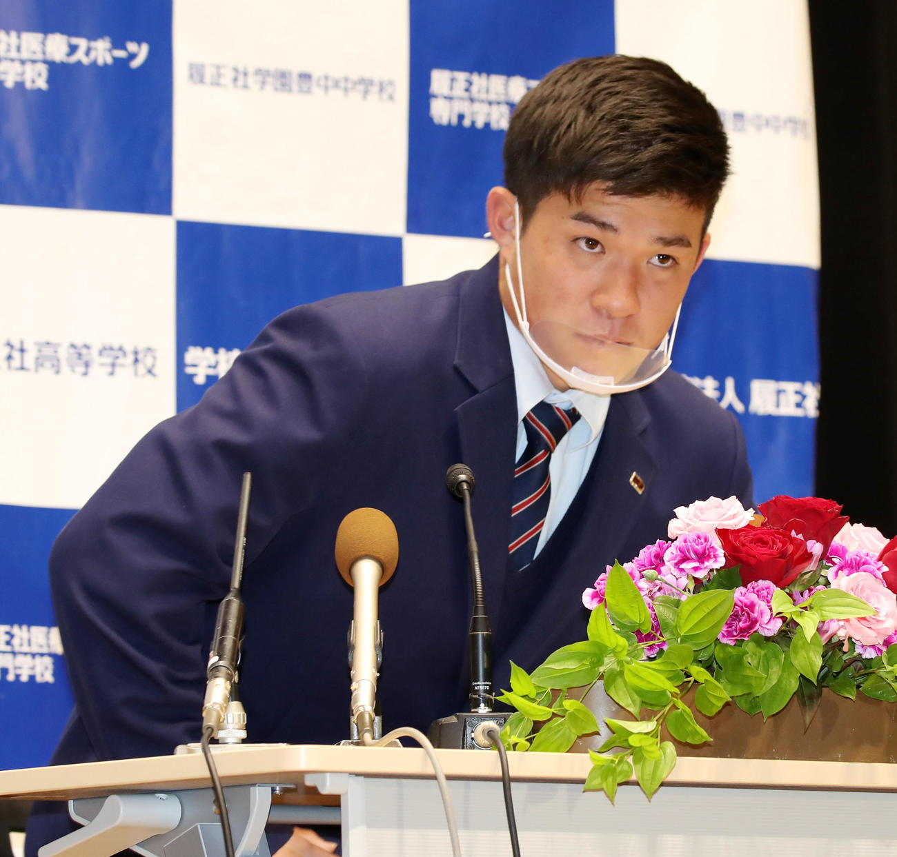 DeNAから4位指名を受け会見する履正社の小深田（撮影・加藤哉）