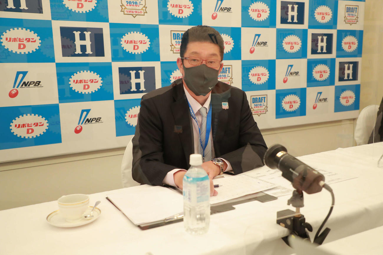 ドラフト会議に出席した広島佐々岡監督（（C）NPB／BBM2020）