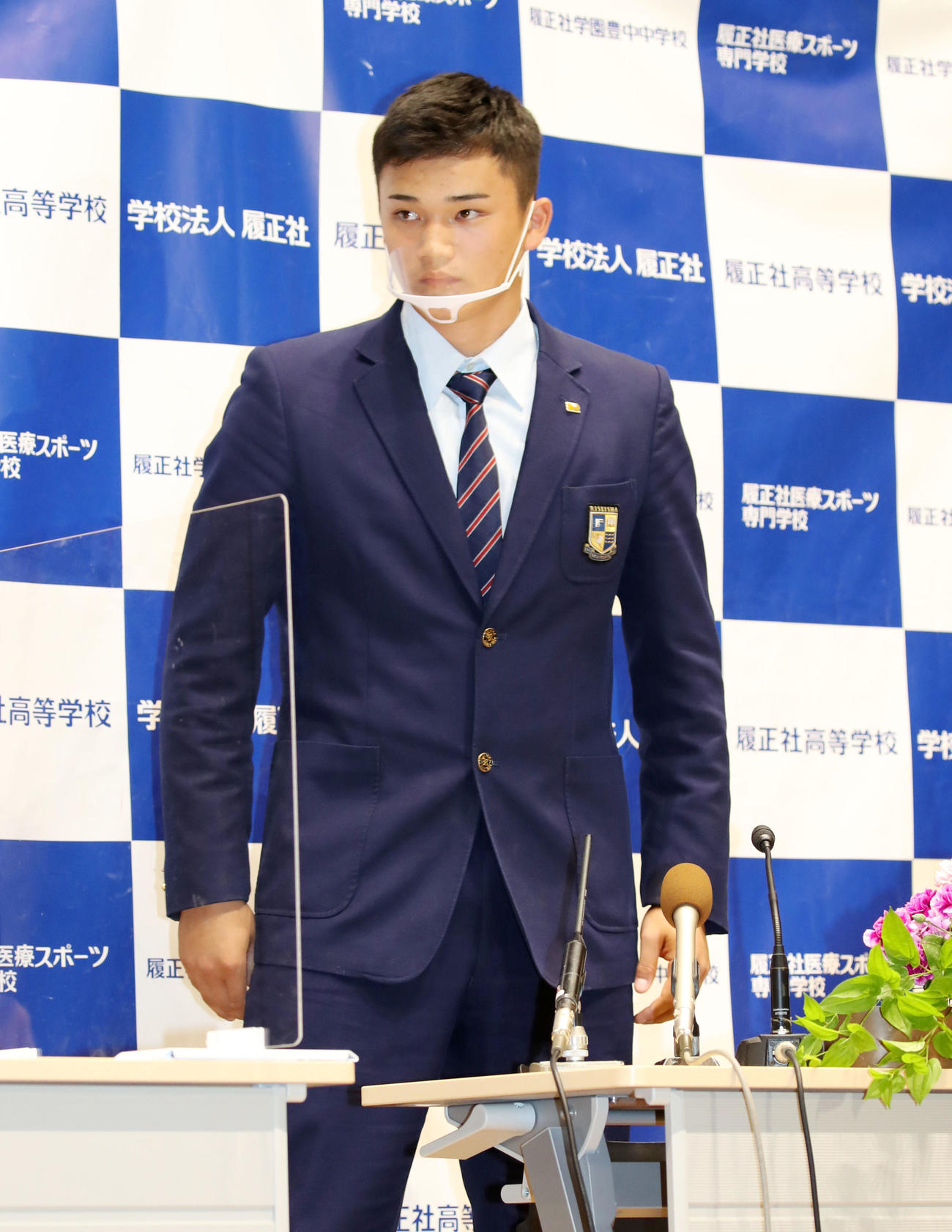 ソフトバンクから5位指名を受けた田上は会見を終え壇上から移動する（撮影・加藤哉）