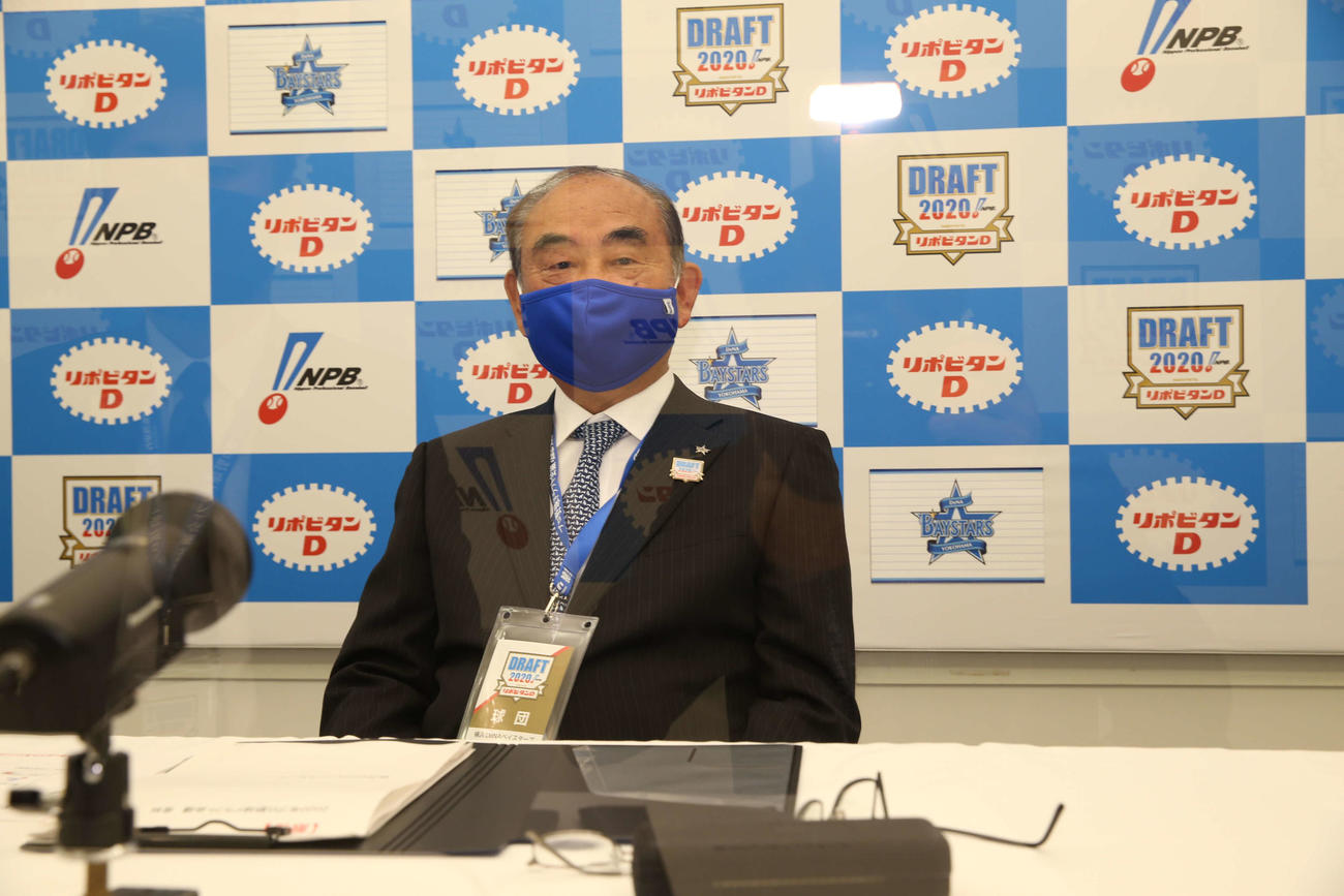 ドラフト会議に出席したDeNA吉田顧問兼球団代表補佐（（C）NPB／BBM2020）