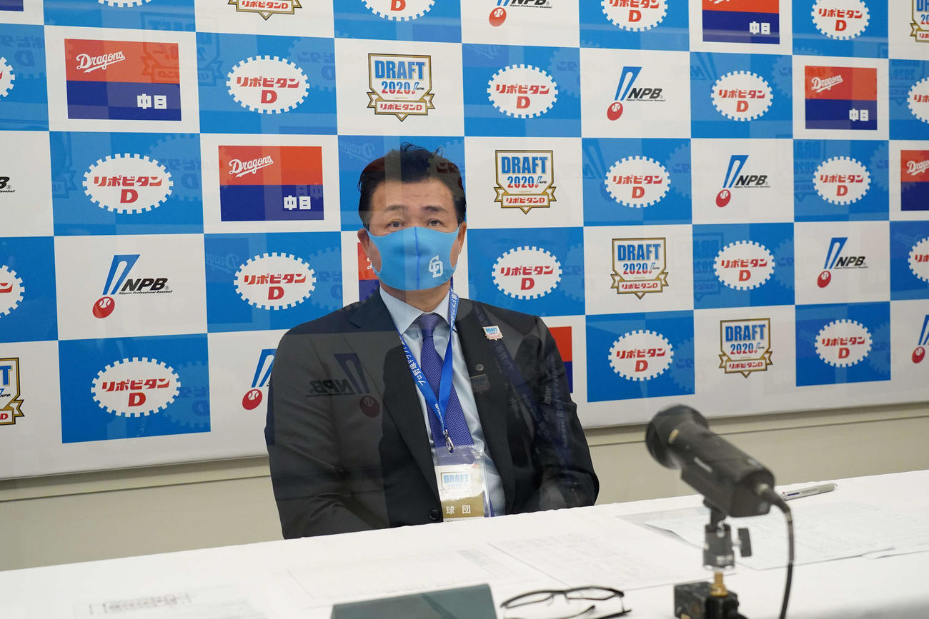 ドラフト会議に出席した中日与田監督（（C）NPB／BBM2020）