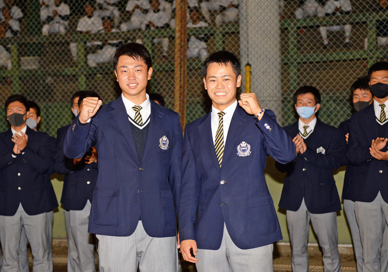 中京大中京のチームメイト、後輩たちから祝福される中日1位の高橋宏斗（左）と巨人3位の中山礼都（撮影・森本幸一）