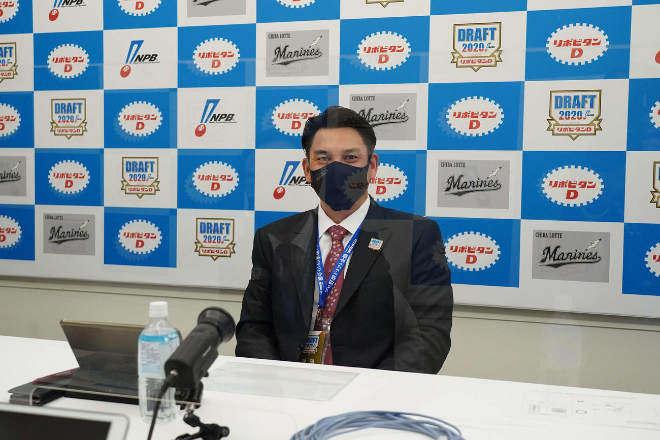 ドラフト会議に出席したロッテ井口監督（C）NPB／BBM2020