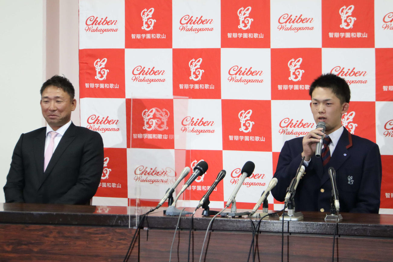 4位で広島に指名された智弁和歌山小林投手（右）と中谷監督（左）（撮影・南谷竜則）