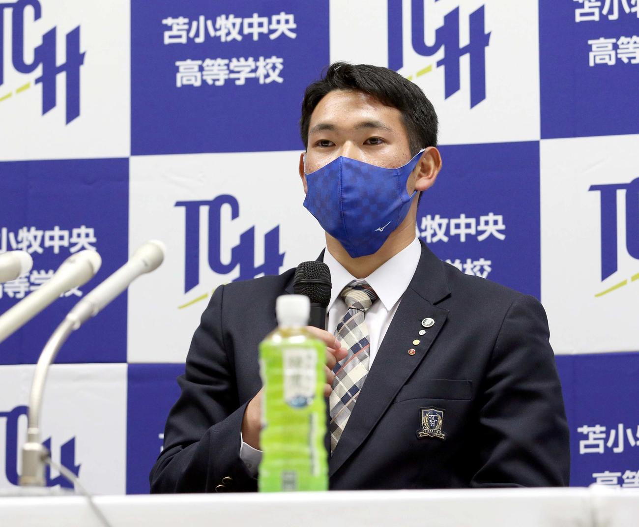 日本ハムドラフト5位指名を受け会見をする苫小牧中央・根本（撮影・佐藤翔太）