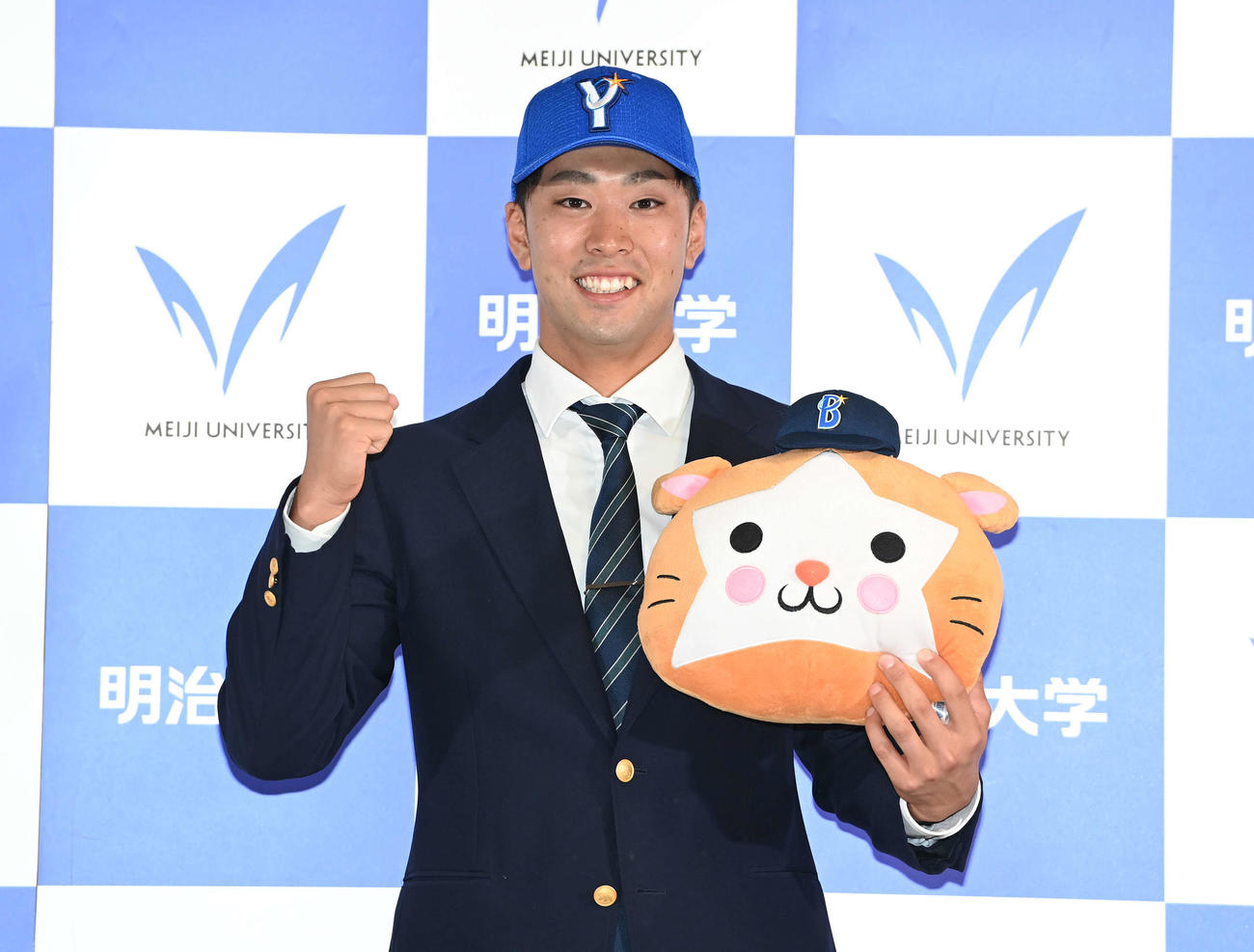 DeNAからドラフト1位指名を受けた明大・入江はDB．スターマンのぬいぐるみを手に笑顔（撮影・鈴木みどり）