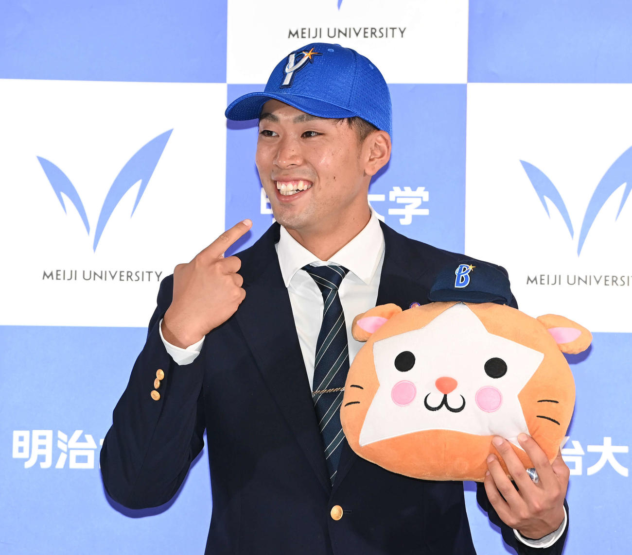 DeNAからドラフト1位指名を受けた明大・入江はDB．スターマンのぬいぐるみを手に笑顔（撮影・鈴木みどり）