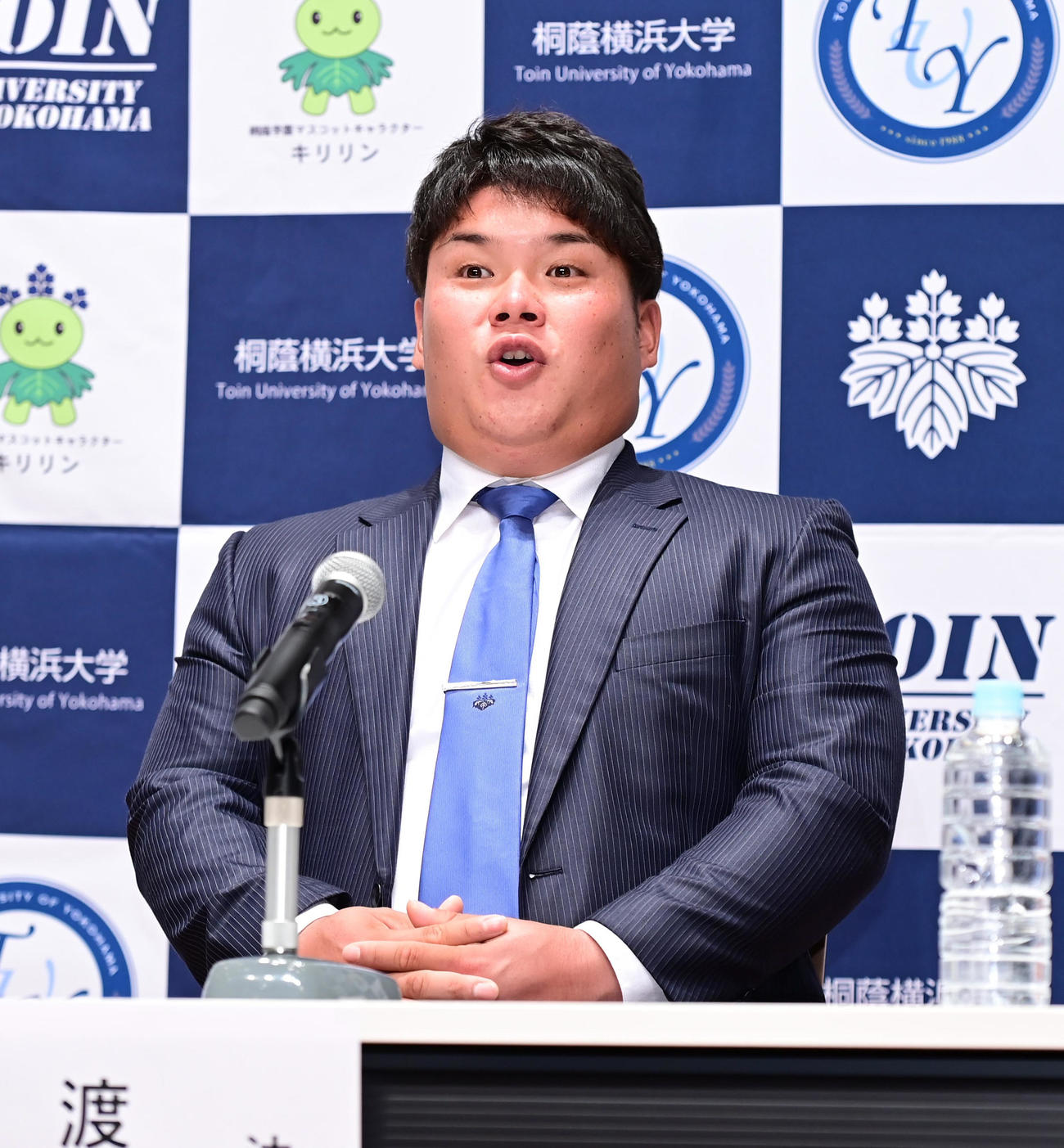西武から外れ1位でのドラフト指名にびっくりした表情を見せる桐蔭横浜大・渡部（撮影・小沢裕）