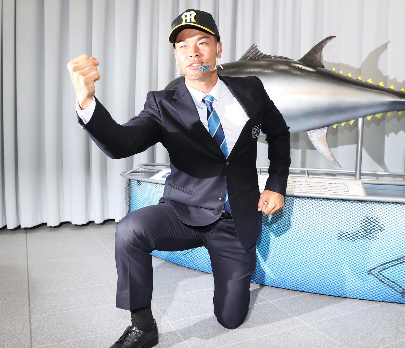 近大マグロの前でポーズを取る阪神ドラフト1位近大の佐藤輝明（撮影・清水貴仁）
