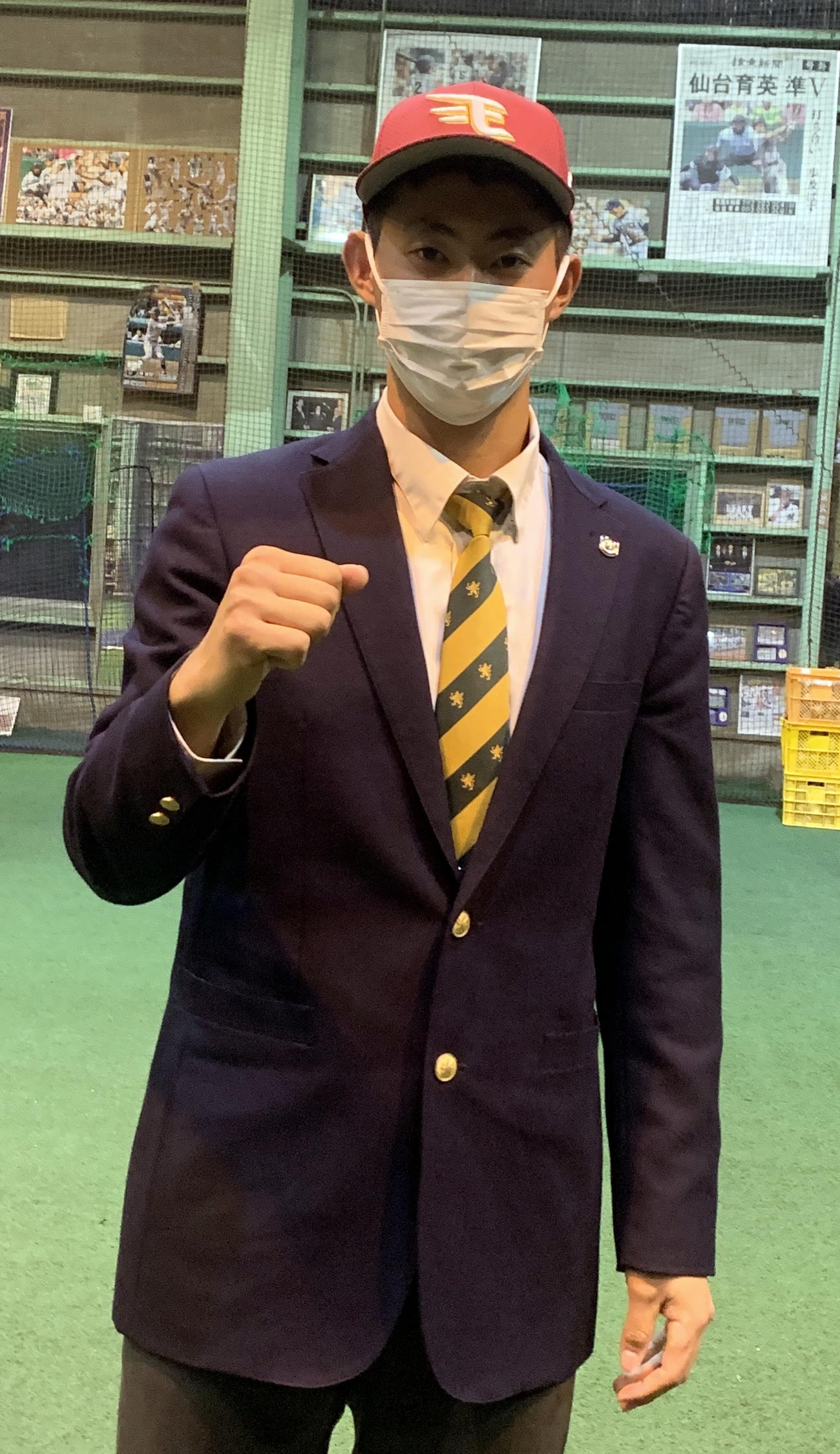 楽天5位指名の仙台育英・入江は楽天キャップをかぶってガッツポーズ（撮影・松崎久美）