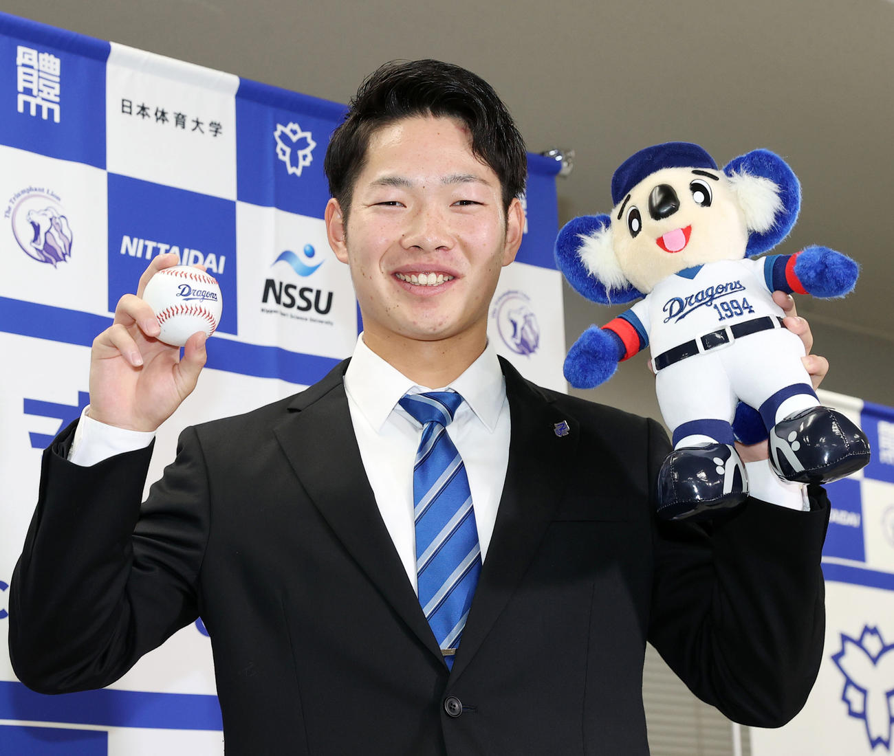 中日から2位指名を受け笑顔で写真に納まる日体大・森（撮影・垰建太）