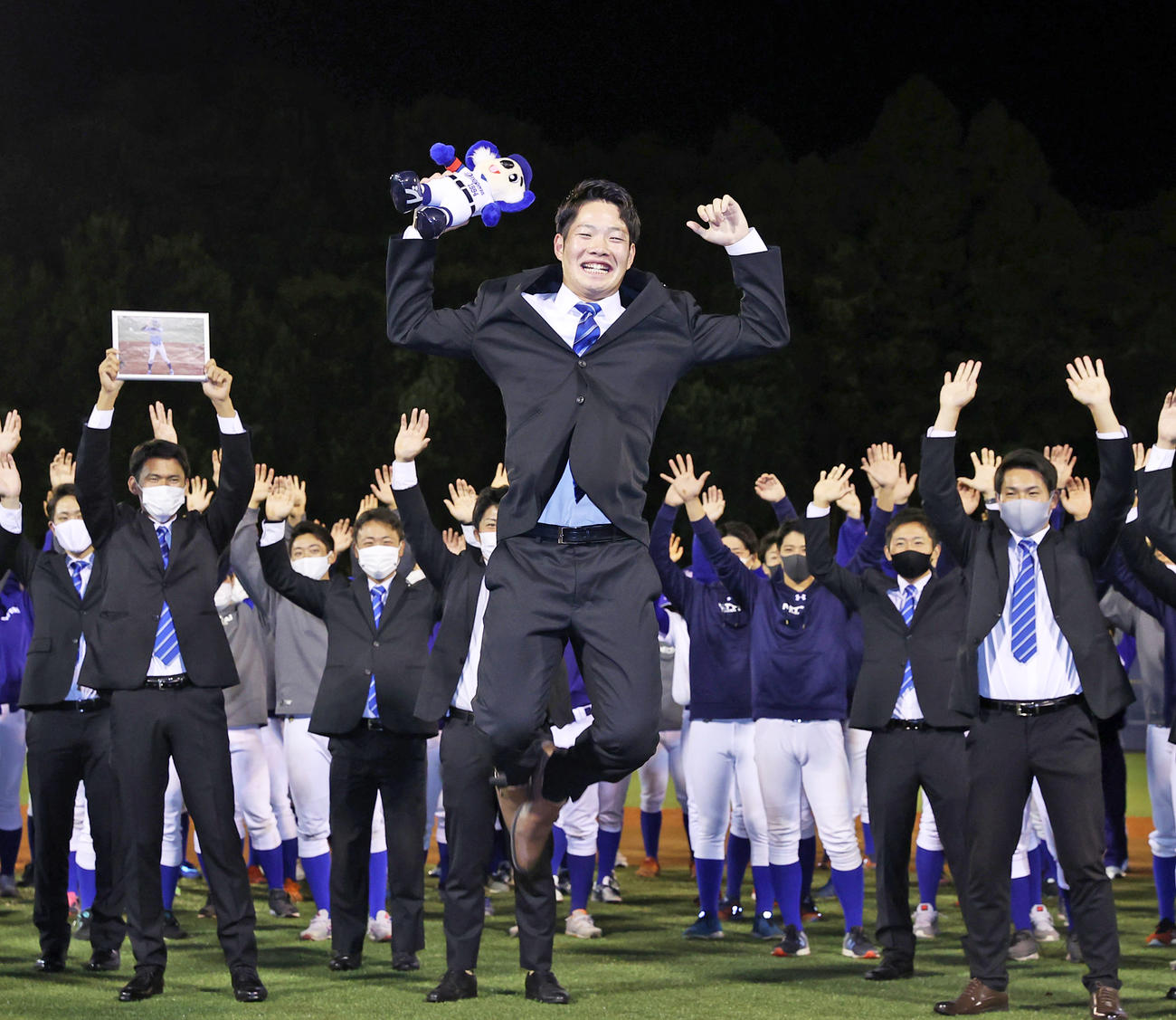 中日から2位指名を受けた日体大・森は（中央）はバンザイする部員を背に歓喜のジャンプ（撮影・垰建太）