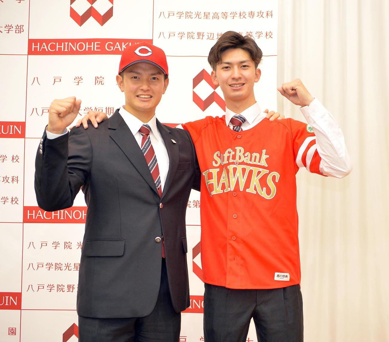 肩を組んでガッツポーズする広島3位指名の八戸学院大・大道（左）とソフトバンク育成2位・中道（撮影・鎌田直秀）