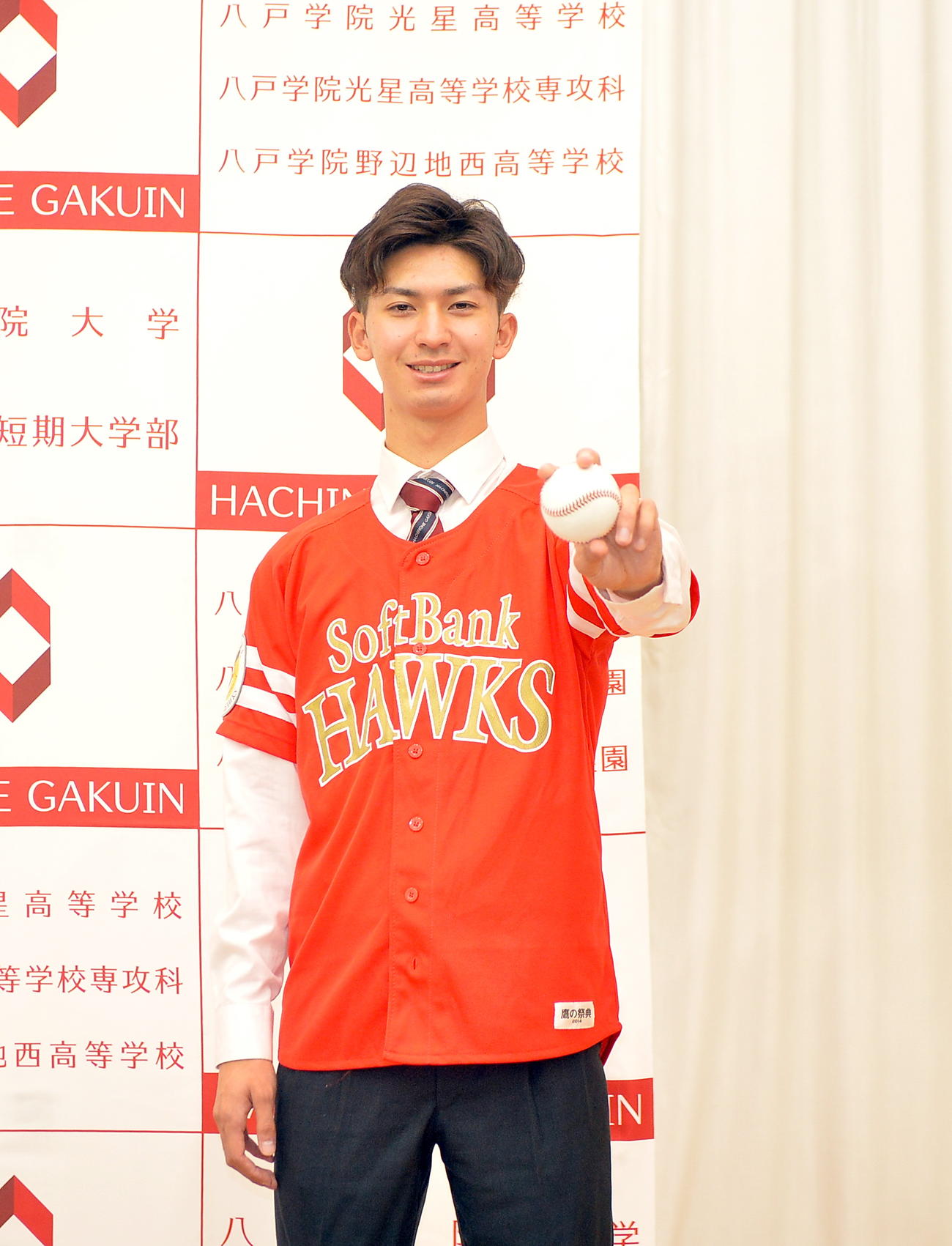 ソフトバンク育成2位指名を受け、ボールを手に笑顔を見せる八戸学院大・中道（撮影・鎌田直秀）