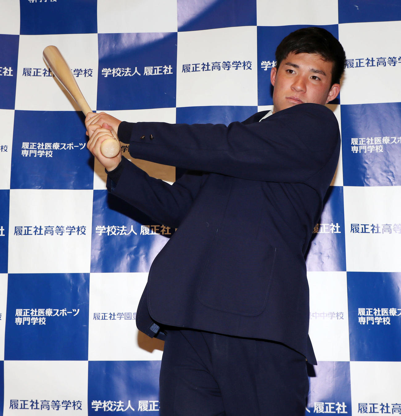 バットを持ってポーズを決めるDeNAから4位指名の小深田大地（撮影・加藤哉）