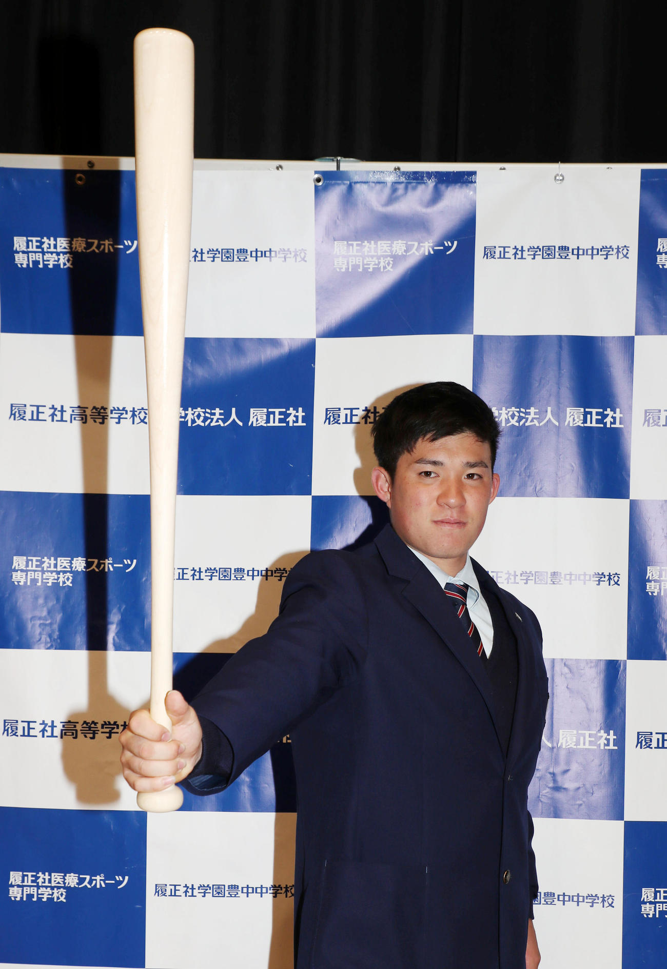 バットを持ってポーズを決めるDeNAから4位指名の小深田（撮影・加藤哉）