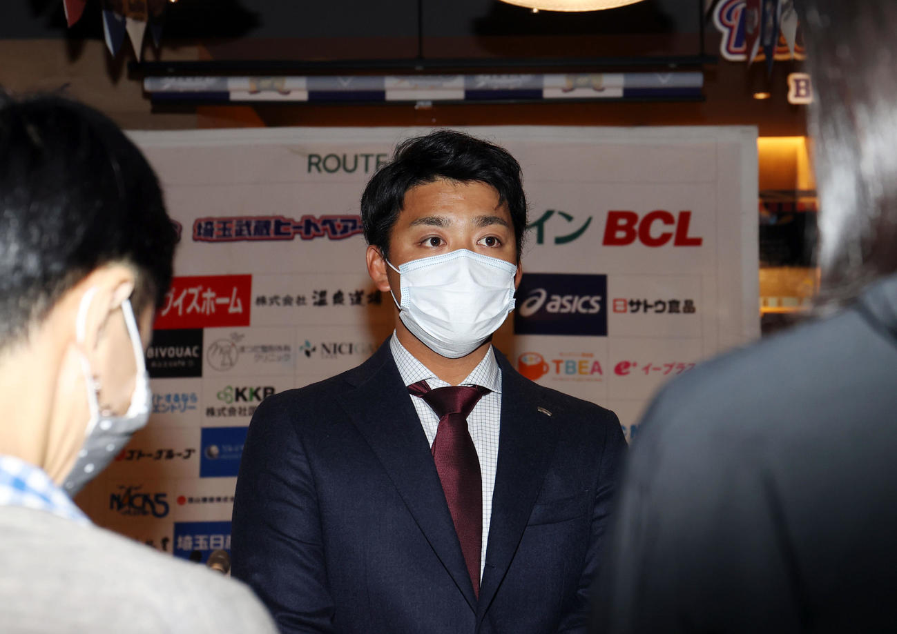 ドラフト会議後、指名選手から漏れた田沢について話をするBC・埼玉の角GM兼監督（撮影・狩俣裕三）