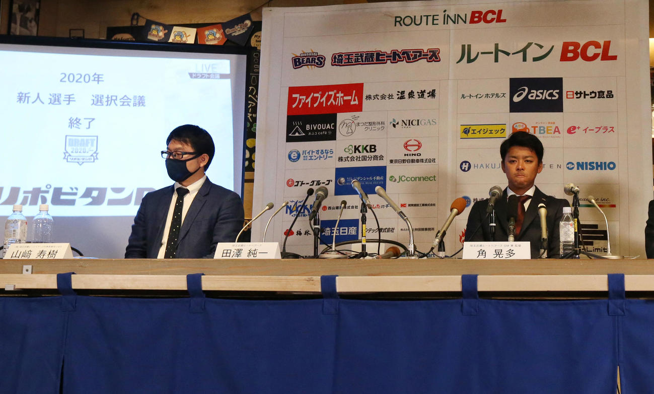ドラフト会議で支配下指名選手から漏れ、田沢が所属するBC・埼玉の角GM兼監督（右）は厳しい表情（撮影・狩俣裕三）