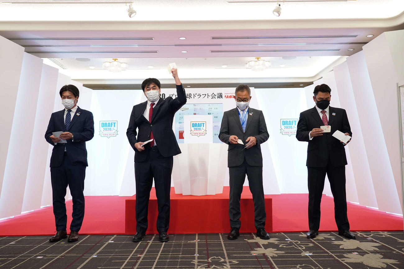 早大・早川の交渉権を獲得し、ガッツポーズを見せる楽天石井GM（左から2人目）。左からヤクルト高津監督、1人おいて西武辻監督、ロッテ井口監督（C）NPB／BBM2020）