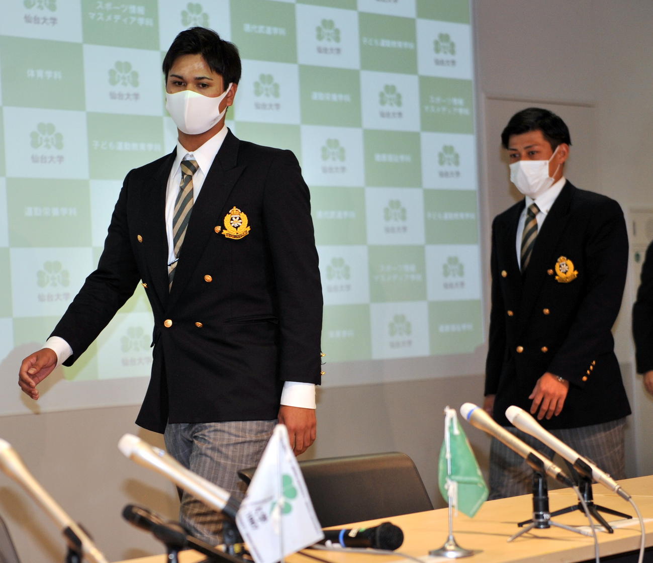 仙台大の宇田川（左）と佐野はオリックスの育成指名に戸惑いの表情で記者会見に臨む