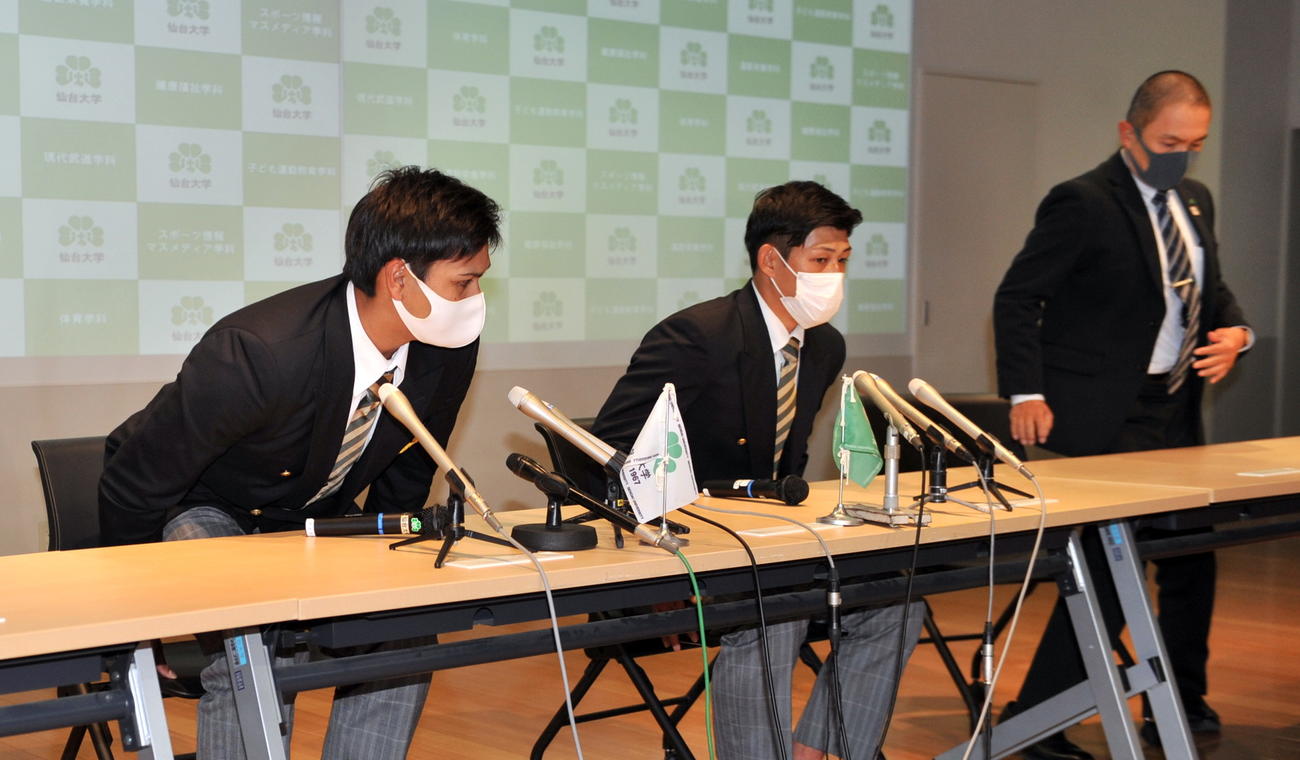 仙台大の宇田川（左）と佐野はオリックスの育成指名に戸惑いの表情で記者会見を終える。右は森本監督