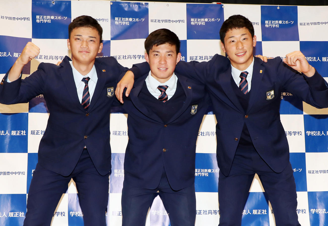 ドラフトで指名を受け3ショットで写真に納まる履正社の左から田上、小深田、内（撮影・加藤哉）