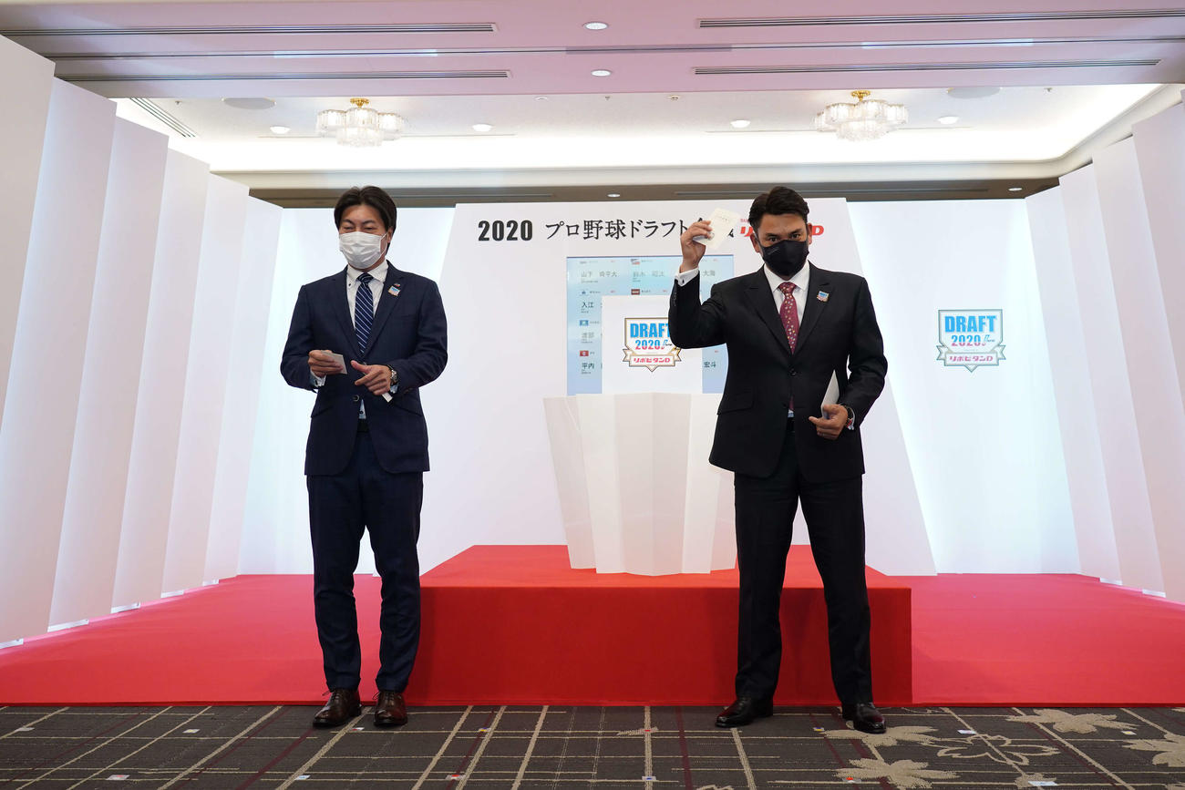 法大・鈴木の交渉権を獲得し、ガッツポーズを見せるロッテ井口監督（右）。左はヤクルト高津監督（C)NPB／BBM2020