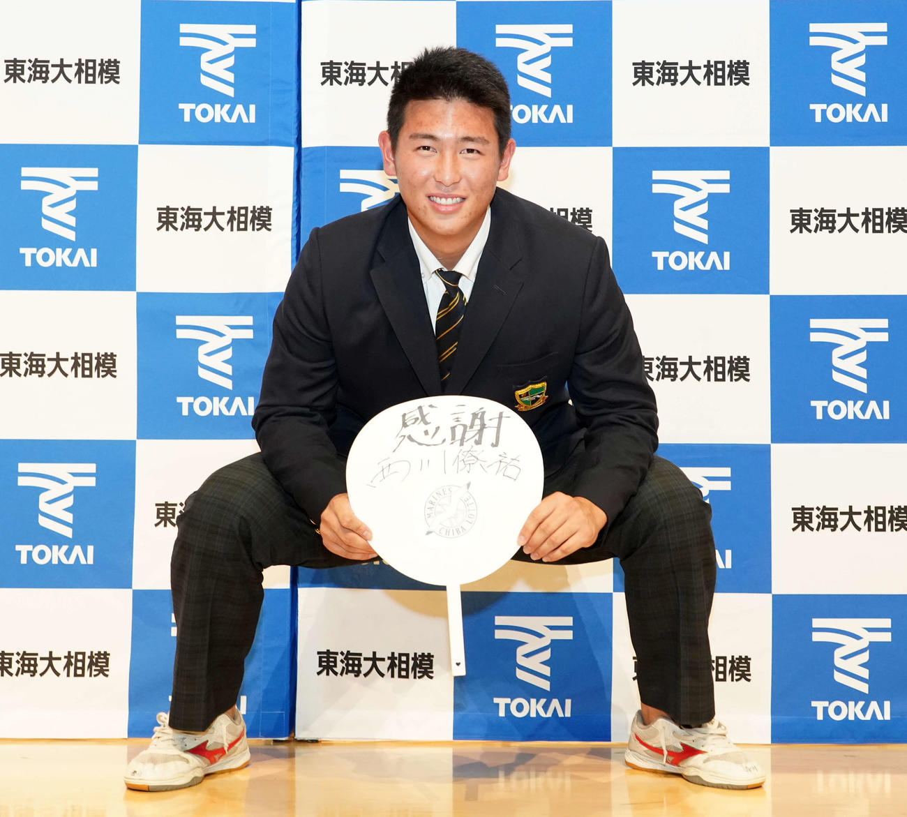 ロッテから5位指名を受け「感謝」と記し、「M」ポーズを見せる東海大相模・西川（撮影・江口和貴）