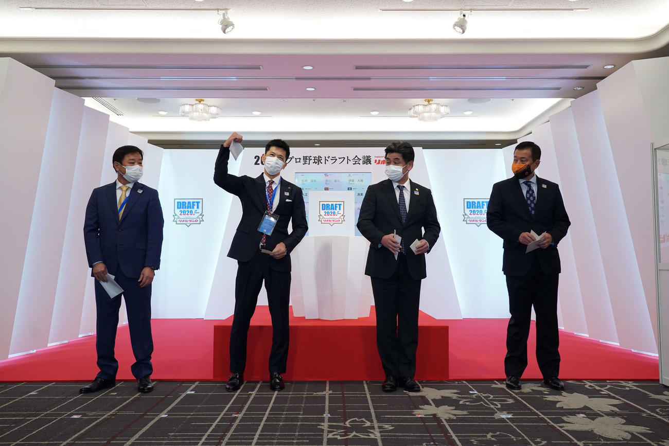 近大・佐藤の交渉権を獲得し、ガッツポーズを見せる阪神矢野監督（左から2人目）。左からオリックス福良GM、1人おいてソフトバンク工藤監督、巨人原監督（（C）NPB／BBM2020）
