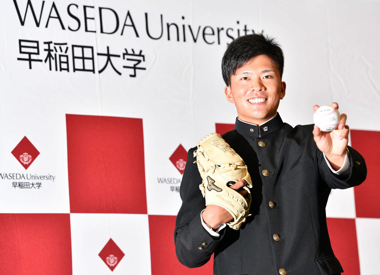 楽天からの1位指名を受け笑顔を見せる早大・早川（撮影・横山健太）