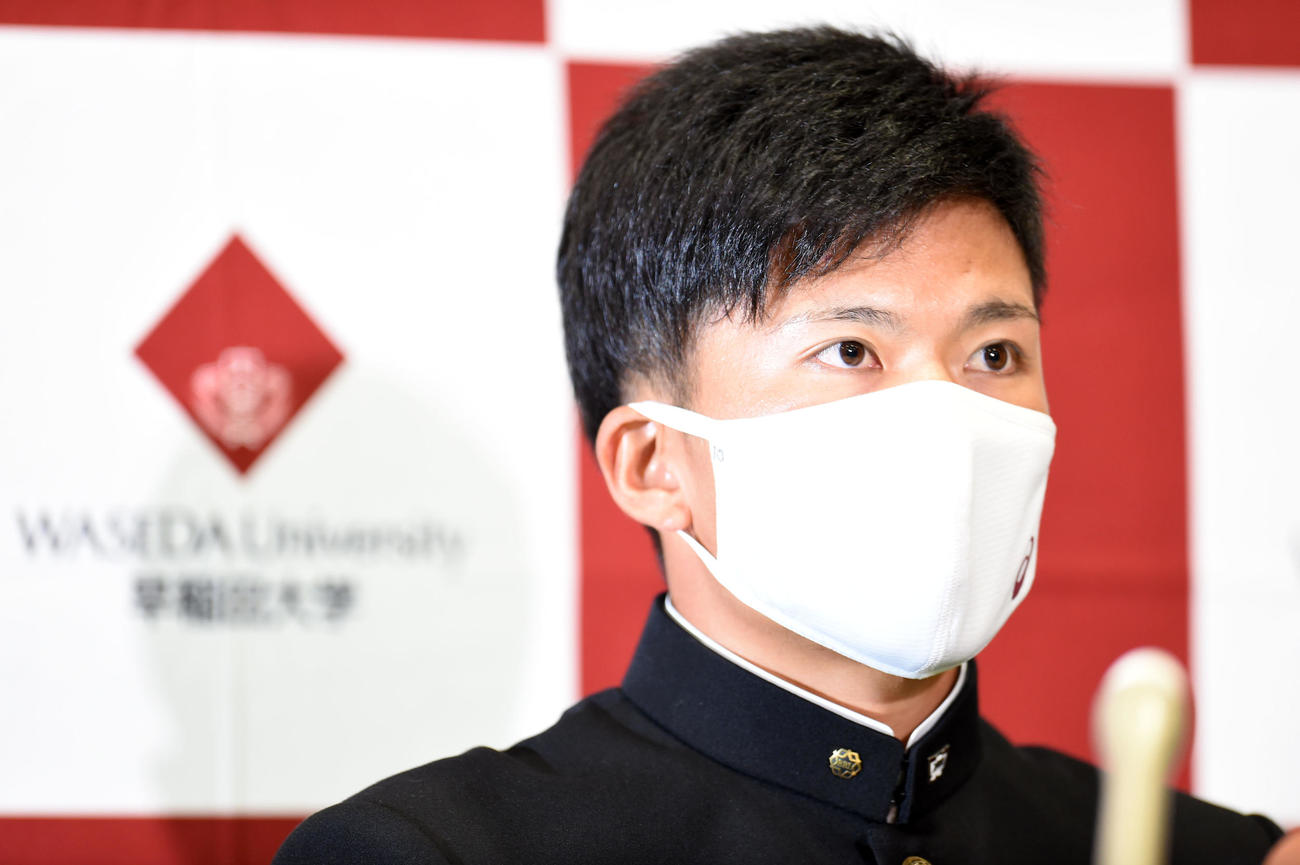 楽天からの1位指名を受け思いを語る早大・早川（撮影・横山健太）