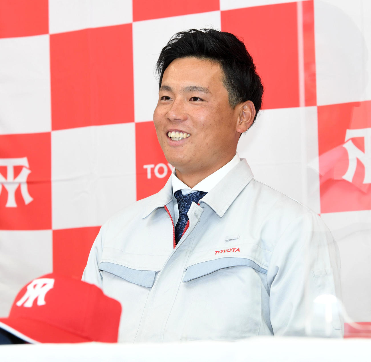 広島に1位で指名され笑顔で会見するトヨタ自動車の栗林良吏（撮影・前岡正明）
