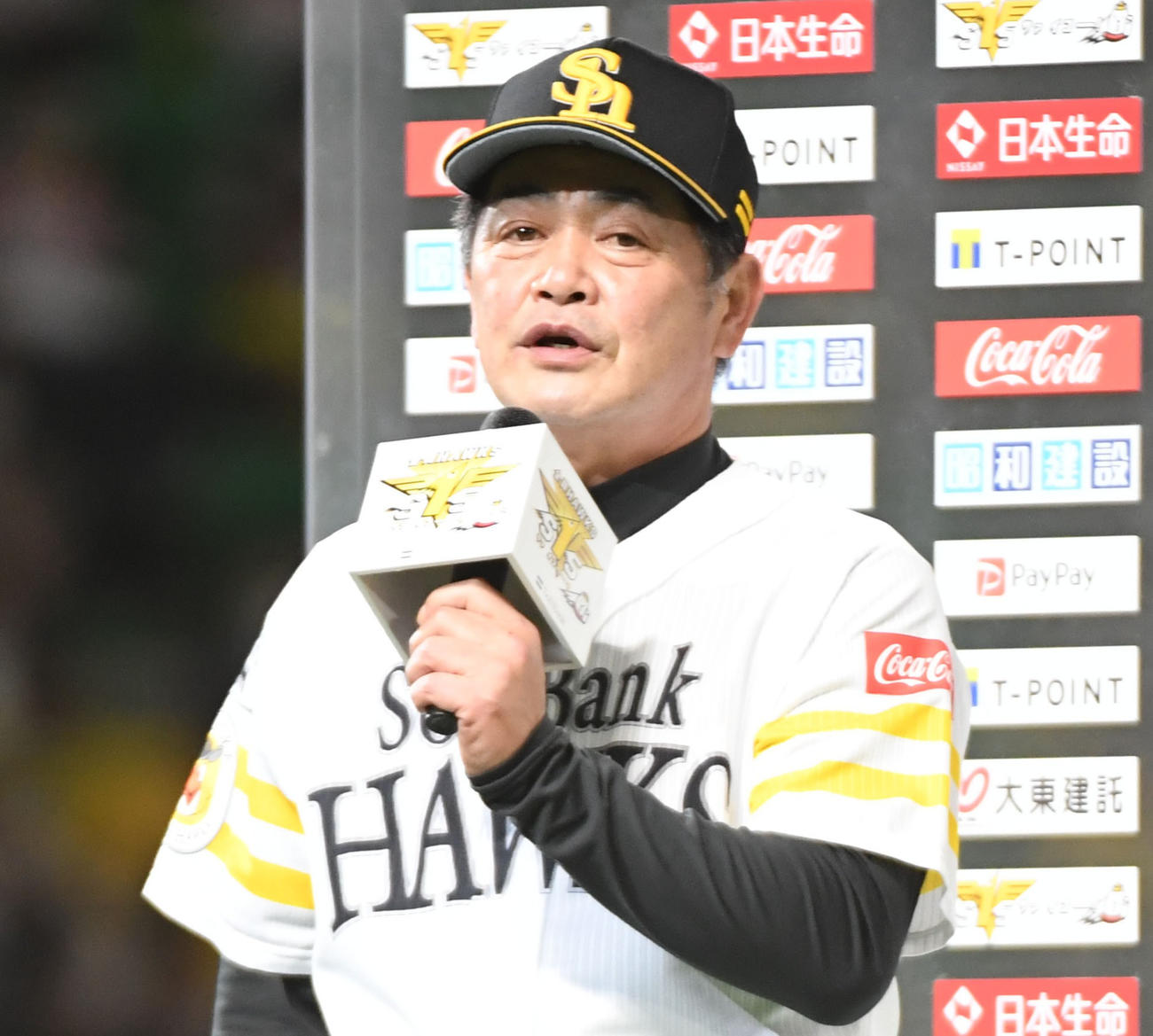 優勝インタビューを行う工藤監督（撮影・今浪浩三）