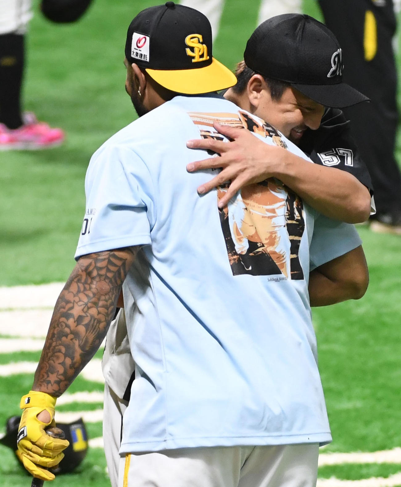 ソフトバンク対ロッテ　ウラディミール・バレンティンと抱擁の沢村拓一（撮影・今浪浩三）