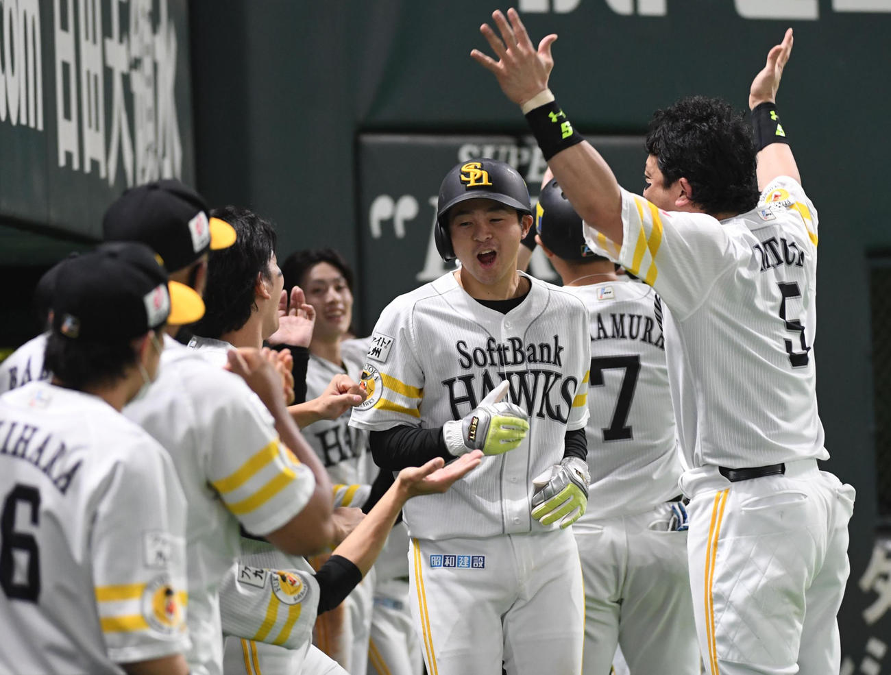ソフトバンク対ロッテ　5回裏ソフトバンク1死三塁、中村晃の先制の中犠飛で生還した川瀬晃を出迎えるナイン（撮影・今浪浩三）