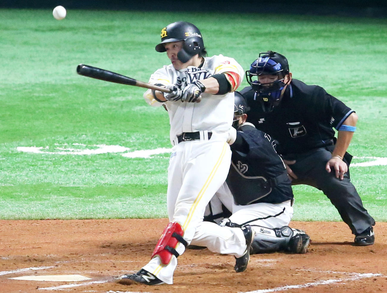 ソフトバンク対ロッテ　6回裏ソフトバンク2死三塁、甲斐は左越え2点本塁打を放つ（撮影・上山淳一）