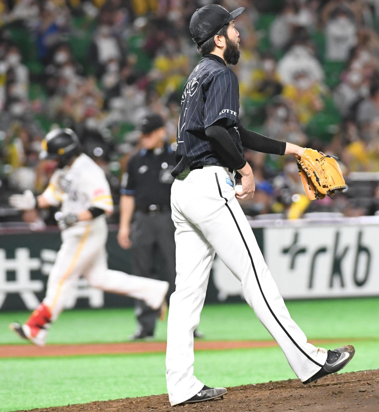 ソフトバンク対ロッテ　6回裏ソフトバンク2死三塁、石川歩は甲斐拓也に2点本塁打を浴びる（撮影・今浪浩三）
